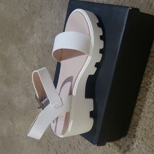 Size 8 platform Sandals
